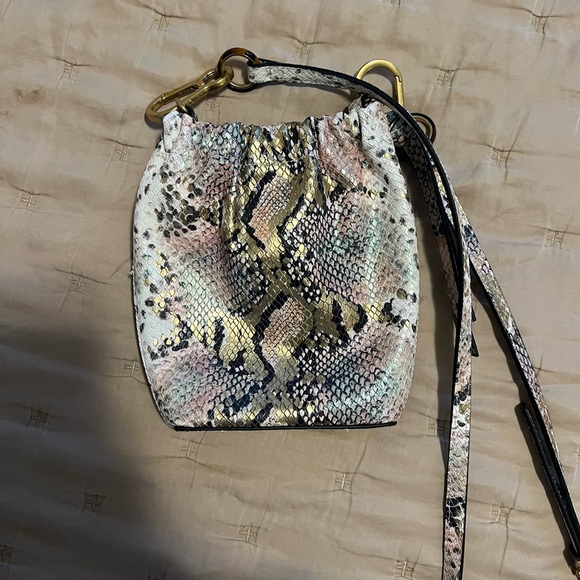 Vince Camuto Handbags - Vince Camuto Leather Crossbody Bag